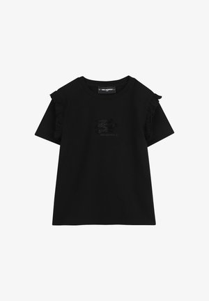 Zwarte T-shirt met korte mouwen, ruches op de schouders en een klein gestudeerd logo in het midden van de borst.