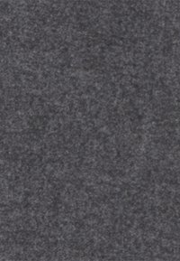 Tissu en feutre gris foncé avec une surface douce et texturée montrant des fibres fines et denses réparties de manière homogène.