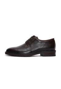 Zapato de cuero marrón con cordones, acabado texturizado, punta redondeada y suela negra duradera. Cuenta con costuras en tono y un diseño elegante.