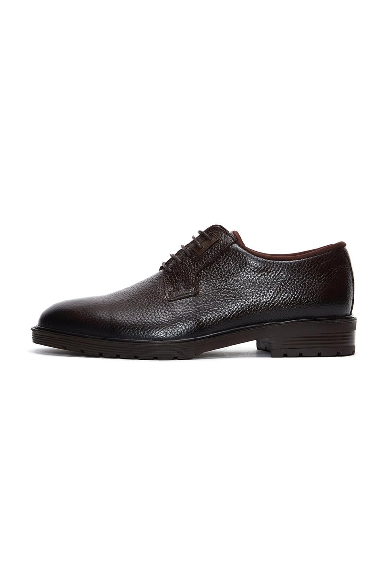 Zapato de cuero marrón con cordones, acabado texturizado, punta redondeada y suela negra duradera. Cuenta con costuras en tono y un diseño elegante.