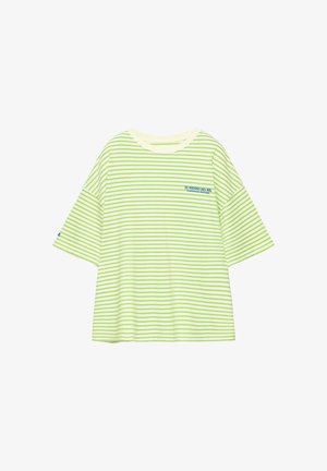 Tricou cu mâneci scurte, croială lejeră, cu dungi subțiri orizontale verzi și albe și text albastru mic pe piept și pe mânecă.