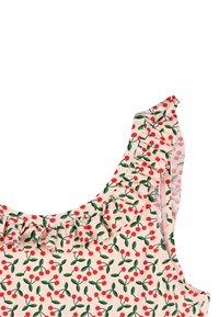Haut de bain floral avec un fond pêche et des motifs de cerises rouges et de feuilles vertes, décolleté volanté et texture de tissu lisse.