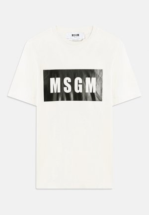 T-shirt en coton blanc présentant un large panneau rectangulaire noir avec le texte "MSGM" en lettres blanches en gras. Design à manches courtes et encolure ras du cou.