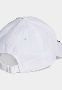 Bijela bejzbol kapa s zakrivljenim rubom, podesivim remenom i vidljivim detaljima šivanja. Ima ventilacijske rupe na stražnjoj strani.