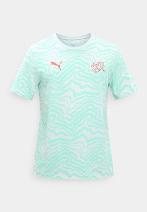 Krótki rękaw, sportowa koszulka w jasnoniebiesko-biały wzór falisty z czerwonym logo Puma i herbem piłkarskiej reprezentacji Szwajcarii na piersi.