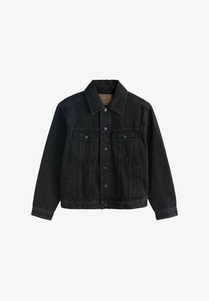 Fekete farmerdzseki gombos elülső résszel, két mellkasi fedéllel ellátott zsebbel és oldalsó hasítékos zsebekkel, fehér háttér előtt bemutatva.