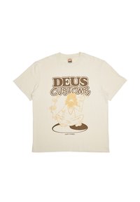 Camiseta de algodón color crema con un gran gráfico marrón de una figura sentada con humo y el texto "DEUS CUSTOMS" arriba.