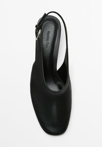 Scarpa slingback nera in pelle con texture liscia, punta quadrata e cinturino alla caviglia regolabile. Presenta il nome del marchio impresso nella soletta.