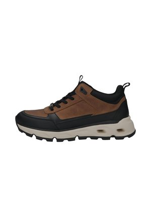 Brauner und schwarzer Low-Top-Sneaker mit weißer, klobiger Sohle, schwarzen Schnürsenkeln, schwarzen Akzenten und Zuglaschen an Ferse und Zunge. Seitenansicht.