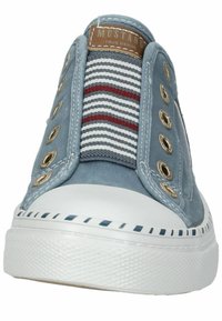 Baskets à enfiler en toile bleue avec une coque en caoutchouc blanche, des œillets dorés et une bande élastique rayée. Semelle blanche texturée avec des accents bleus.