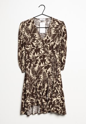 Vestido con estampado floral, con mangas cortas abullonadas, escote en V y falda en capas. Los colores incluyen crema y marrón oscuro en un diseño de hojas.