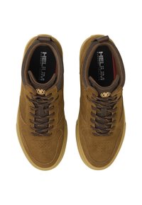 Paar av brune semskede sneakers med mørkebrune snører og mesh-detaljer, merket "Helium Element Insoles" synlig inni.