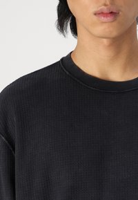 Abercrombie & Fitch WAFFLE CROP - Topper langermet - casual black wash