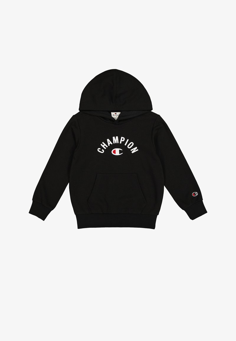 Zwarte hoodie van zachte stof met een voorzak, geribbelde manchetten en een witte "CHAMPION"-logo met een rode accent op de borst en mouw.