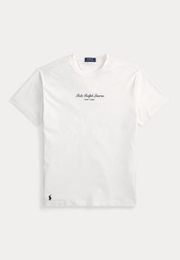 Λευκό Polo Ralph Lauren κοντομάνικο μπλουζάκι με μαύρο κείμενο "Polo Ralph Lauren New York" στο στήθος και μικρό μαύρο λογότυπο παίκτη πόλο κοντά στο τελείωμα.