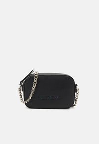 Černá kožená crossbody taška v obdélníkovém tvaru, s řetízkem ve stříbrné barvě a vícebarevným logem "VALENTINO". S texturovaným povrchem.