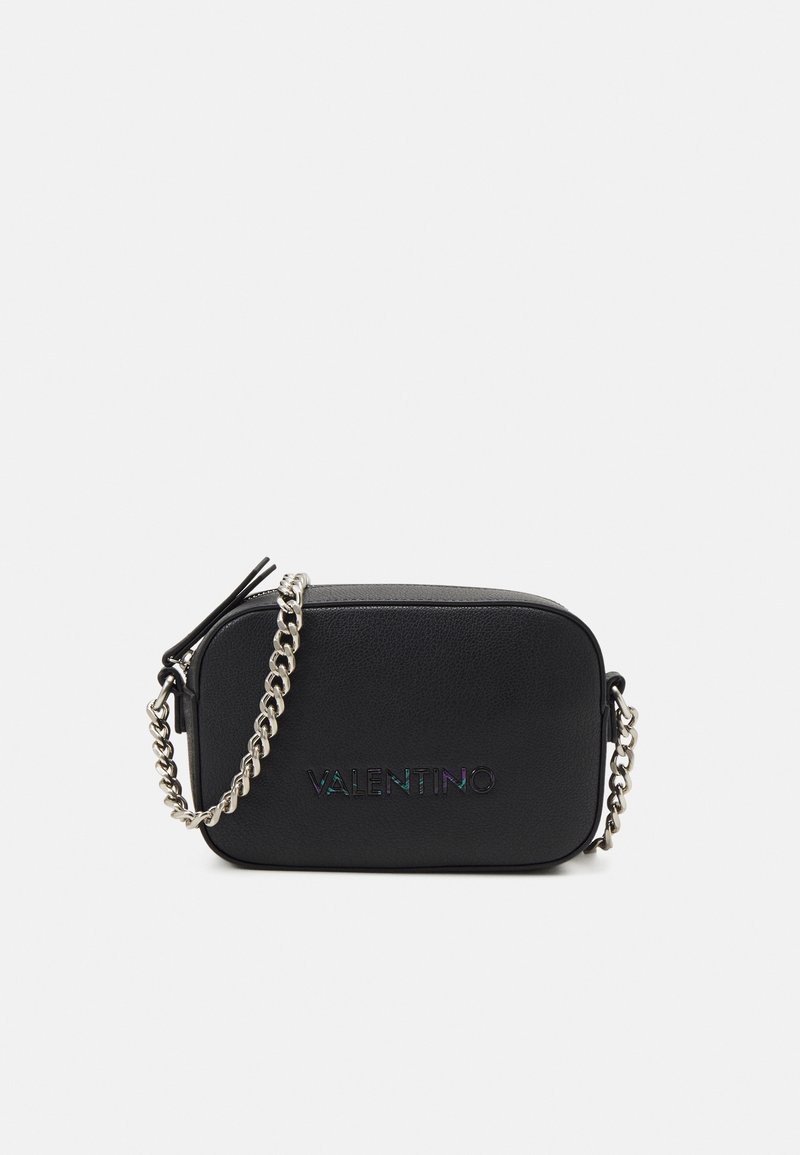 Černá kožená crossbody taška v obdélníkovém tvaru, s řetízkem ve stříbrné barvě a vícebarevným logem "VALENTINO". S texturovaným povrchem.