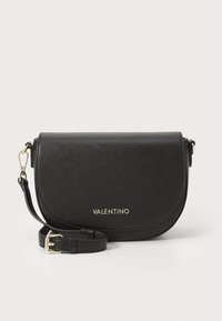 Svart lær crossbody-veske med avrundet klaff, gullfarget metall, og preget "Valentino"-logo. Inkluderer justerbar stropp.