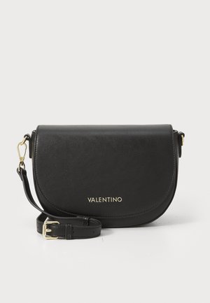 Svart lær crossbody-veske med avrundet klaff, gullfarget metall, og preget "Valentino"-logo. Inkluderer justerbar stropp.