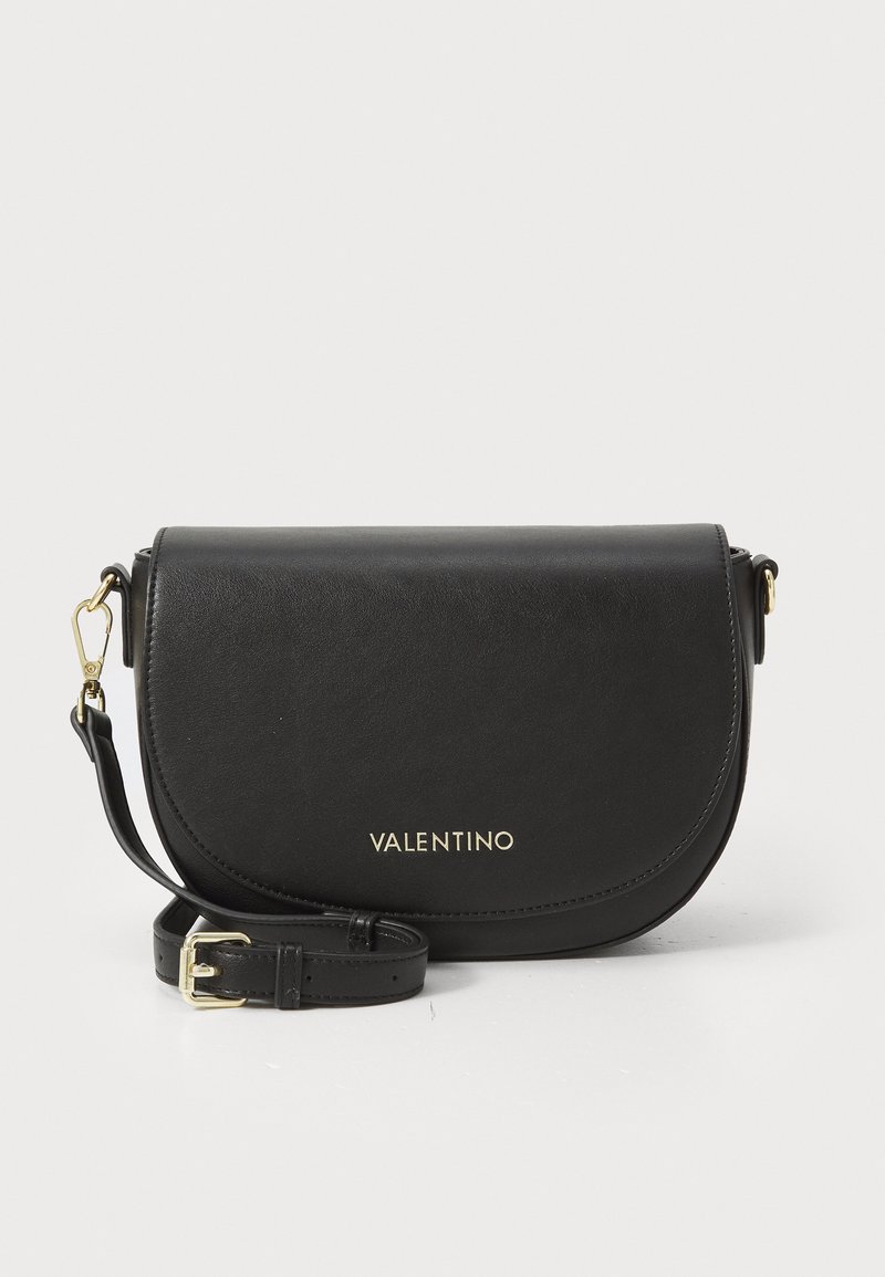 Svart lær crossbody-veske med avrundet klaff, gullfarget metall, og preget "Valentino"-logo. Inkluderer justerbar stropp.