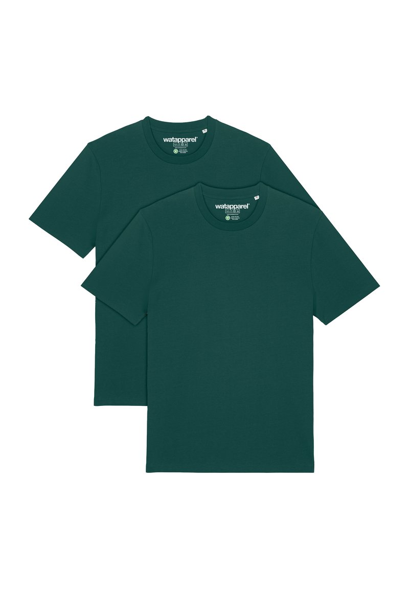 Twee donkergroene katoenen t-shirts met korte mouwen en ronde halzen, met een eenvoudige, gladde textuur zonder zichtbare patronen of versieringen.