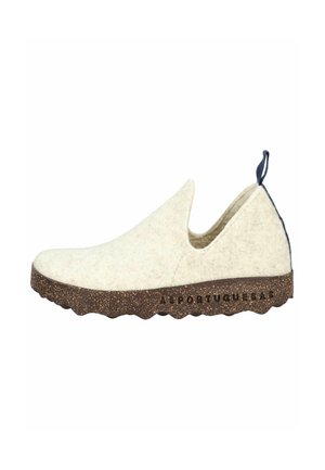 Schlupfschuh mit einem hellgrauen Filzobermaterial, kontrastierender brauner korkähnlicher Sohle und einem kleinen marineblauen Ziehband an der Ferse. Texturiertes, lässiges Design.