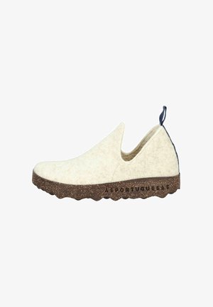 Scarpa slip-on con tomaia in feltro grigio chiaro, suola in sughero marrone a contrasto e una piccola linguetta blu navy sul tallone. Design testurizzato e casual.