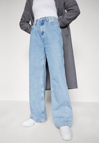 Tommy Jeans CLAIRE - Brīva piegriezuma džinsi - denim light