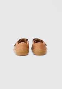 Καφέ δερμάτινα παπούτσια με λείο υφή, διαθέτουν λουράκι με βέλκρο, στρογγυλεμένο σχήμα και μπεζ λαστιχένια σόλα με ανάγλυφο λογότυπο.