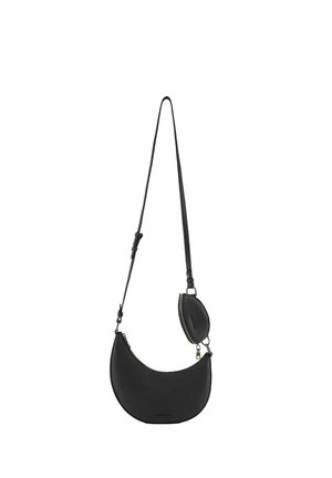 Bolso de cuero negro en forma de media luna para el hombro con una correa larga ajustable y un pequeño monedero redondo con cremallera unido.
