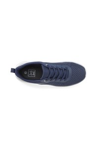 Marineblaue Sportschuhe mit atmungsaktivem Mesh-Obermaterial, runder Zehenform, weißer Gummisohle und flachen Schnürsenkeln. Mit Logo auf der Innensohle.