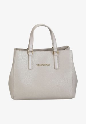 Bolso Valentino de cuero de color gris claro con textura, con dos asas y detalles en tono dorado en el logo y herrajes.