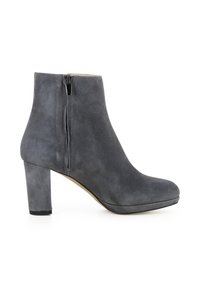 Stivaletto alla caviglia in suede grigio con punta rotonda, tacco a blocco alto e zip laterale. Texture liscia, dettagli di cucitura minimi.