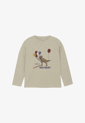 Lichtgrijze lange mouwen t-shirt van katoen, met een dinosaurusafbeelding, ballonnen en de tekst "Heb een Rawrsome Verjaardag" in kleurrijke lettertypes.