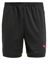 Shorts de sport noirs avec taille élastique, doublure intérieure jaune aux ouvertures des jambes et petit logo Puma rose sur la partie inférieure de la jambe droite.
