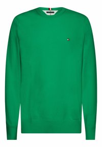 Pull vert à manches longues en tissu lisse. Il présente un col rond et un petit logo brodé sur le côté gauche de la poitrine.