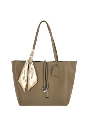 Sac cabas en cuir texturé taupe avec double poignée, une écharpe beige à motif attachée et un petit charme en forme d’ours en peluche suspendu à une poignée.