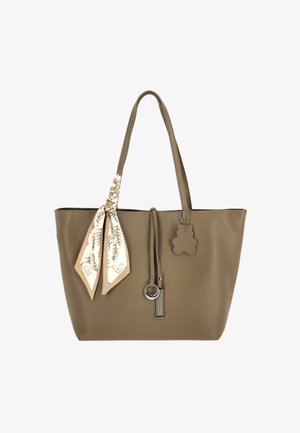 Taupe gekleurde leren totebag met dubbele handvatten, een aangehechte beige sjaal met patroon en een kleine teddybeer-vormige hanger aan één handvat.