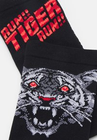 ASICS PERFORMANCE RUN CREW SOCK UNISEX - Sportzoknik - performance black/sunrise red
