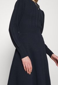 YAS Stickad klänning - dark blue