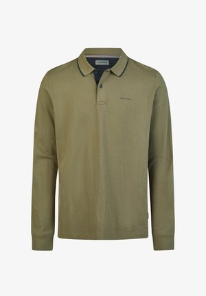 Langärmliges Olivgrünes Polohemd mit Zwei-Knopf-Leiste, dunklem Innenkragen-Detail und kleinem gesticktem Logo auf der linken Brust.