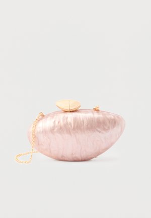 Petit sac pochette marbré rose avec fermoir doré et fine chaîne dorée sur un fond clair uni.