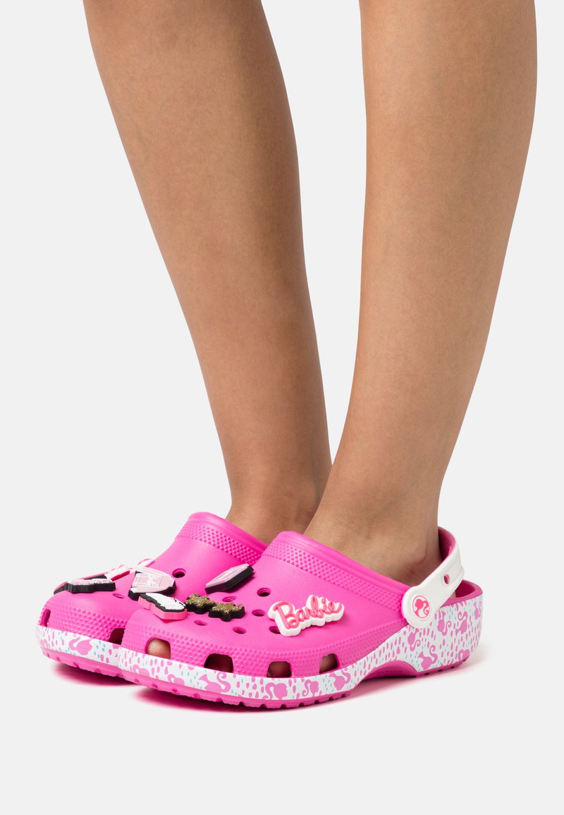 Crocs BARBIE Muiltjes electric pink/neonroze Zalando.nl