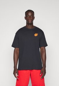 Nike Performance TEE PHOTO - T-shirt print - black