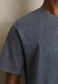 Reiss REGULAR FIT - NOMO GARMENT-DYED - Základné tričko - indigo blue