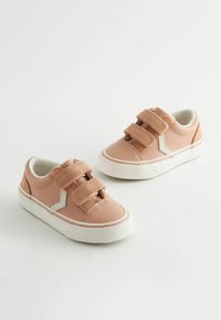 Różowe skórzane sneakersy z białymi akcentami, trzema paskami na rzepy, okrągłym noskiem, wyściełanym wnętrzem oraz teksturowaną gumową podeszwą.