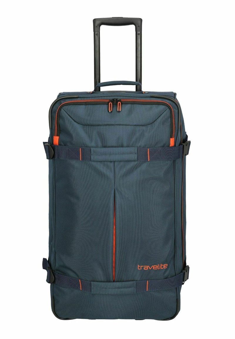 Sac de voyage à roulettes en tissu bleu foncé avec des accents orange. Dispose d'une poignée rétractable et de sangles ajustables pour sécuriser les objets.