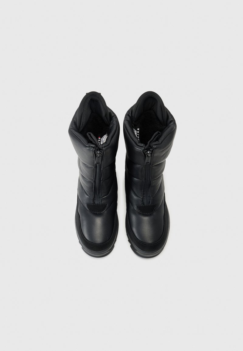 Schwarze isolierte Winterstiefel mit gepolsterter Verarbeitung, ausgestattet mit einem Reißverschluss vorne, abgerundetem Zehenbereich und strukturiertem Gummi-Laufsohle für Grip.