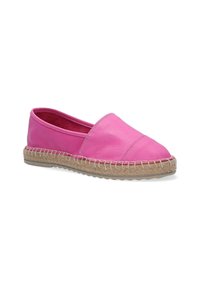 Růžové kožené espadrilky s kulatou špičkou, prošitou rope mezipodešví a prošívanými detaily podél okrajů. Hladký povrch, ležérní design.