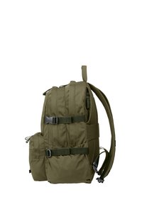 Sac à dos vert olive en tissu durable, avec des bretelles réglables, des accents en maille et des poches latérales avec des boucles de sécurité.
